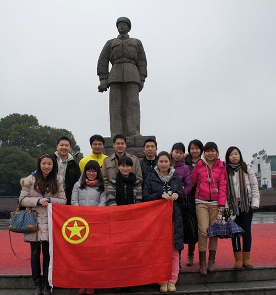 “学雷锋，献爱心”——中国共产主义青年团环球体育官方网站中国有限公司委员会开展慰问贫困学生助学活动